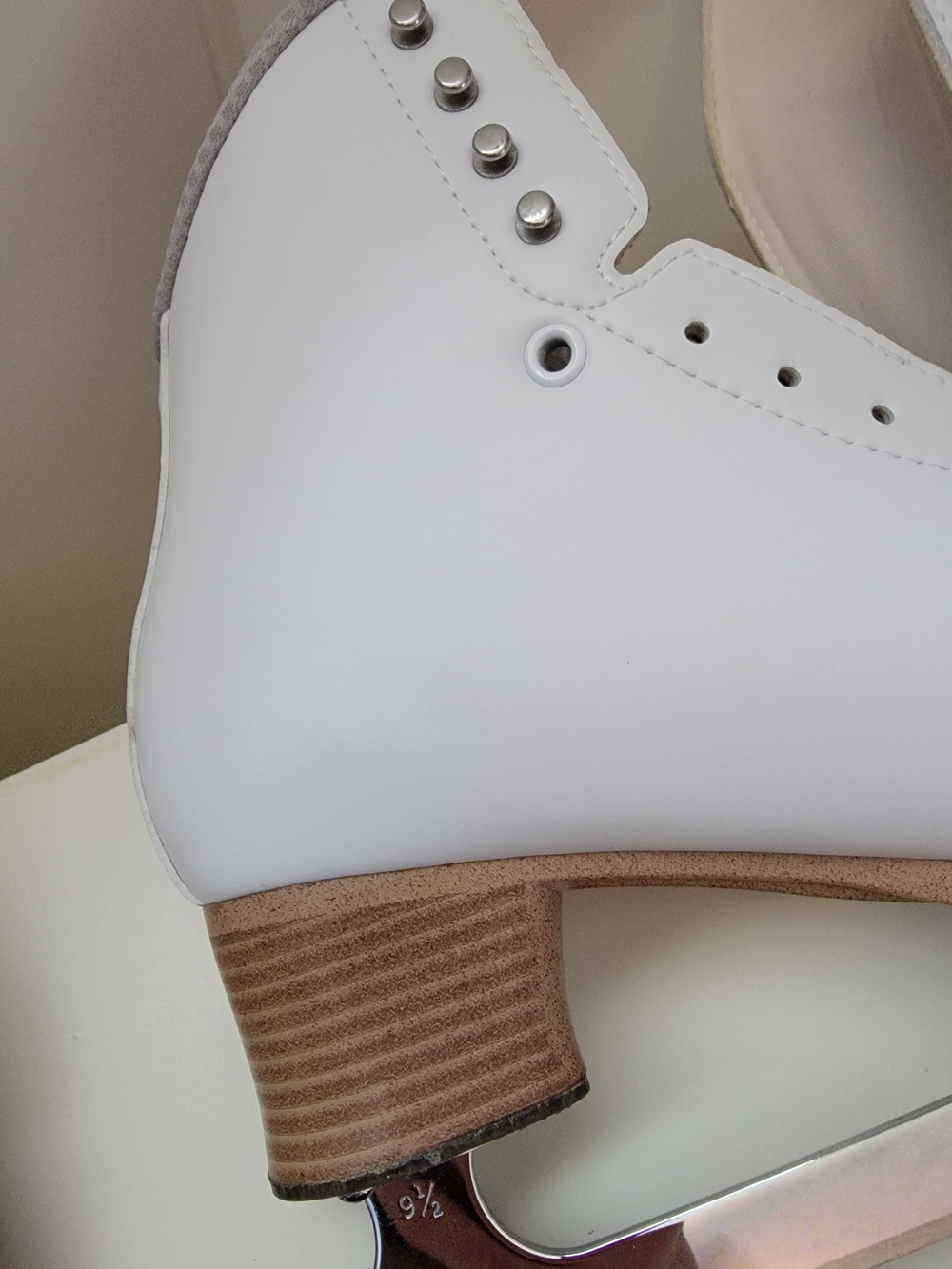 JACKSON White Women’s Ice Skates with Tan Heel - Picture 11 of 11